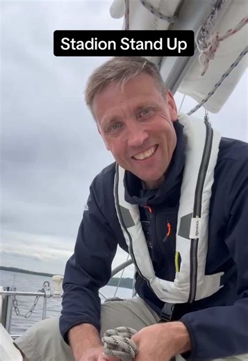 Stadion Stand Up seilaa perjantaina 12.6. Hippoksen pesäpallostadionille Jyväskylään! ⛵️ Lavalla Mikko Vaismaan lisäksi Heli Sutela ja Ville Myllyrinne 🤩 Portit auki klo 17, Showtime 18. Ravintolat auki ja musiikki raikaa aina 21:30 asti. 🥂 🫡 Liput ennakkoon lippu.fi ja tapahtumapäivänä myös portilta! @mikko #stadionstandup #jyväskylä #mikkovaismaa