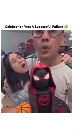 Elişa 🎀✨ on Instagram: "在日本，研究人员正利用智能人行道将日常活动转化为清洁能源⚡。这些道路内嵌特殊的压电材料，可以从行人的脚步中收集动能。当人们行走、奔跑或跳跃时，路面会轻微变形，从而产生机械压力。压电晶体将这种压力转化为电能🔋。 这些能量可用于照亮路灯、为公共显示屏供电，甚至监测行人流量。这种技术不仅减少了能源浪费，还展示了未来城市的无限可能🌍。 在东京、京都等城市的试验区，人们的每一步都在为绿色地球贡献力量💚。科技让生活更环保，也让每一个脚步更有意义✨"