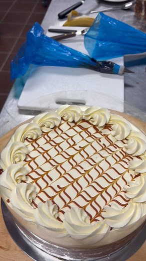 Caramelised Banana and Chocolate Torte $135, 9-inch $16, slice DM us now to pre-order! We are open for walk-ins: 🍰 Thursday-Friday 11AM-6PM 🍰 Saturday 11AM-5PM #chocolatetorte #cakes #heiskitchenstudio #premiumdelight #nopeservatives #bakerylife #bakerylove #coffeetime #baking | Heis Kitchen Studio