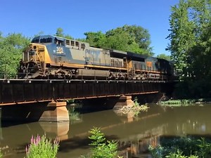 美铁CSX货运列车过桥