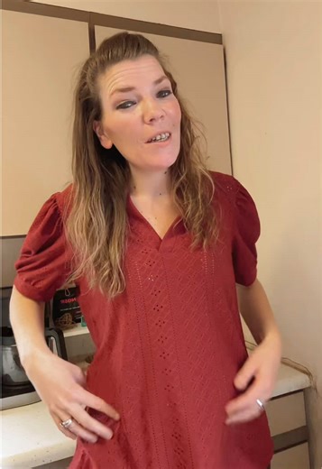 The perfect everyday women’s top you’ll keep reaching for 🤍 This lightweight breathable women’s blouse is made with a soft polyester elastane blend, giving you that stretchy, comfortable, all-day wear feel you actually want (especially for busy mom life 🙌). The loose fit tunic style is flattering, flowy, and easy to move in—no clinging, no discomfort. Featuring a classic V-neckline, short bubble sleeves, and a solid color design, this is one of those versatile women’s shirts that instantly ele