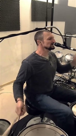 This groove + vocals at the same time?? 😳