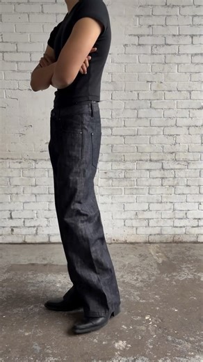 Cole Ivy on Instagram: "Crocodile Japanese Selvedge Slub Indigo -100% 14.5 oz traditional shuttle loom cotton fabric with “self edge” -Dark red leather emboss crocodile patch -Cole Ivy “silk feel” pockets -Custom insignia engraved gunmetal buttons"