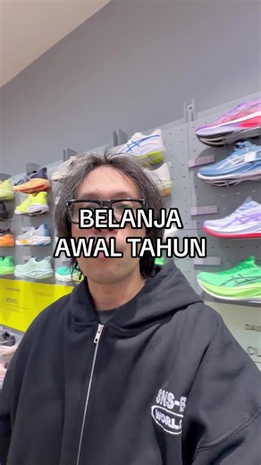 Niatnya awal taun mau beli New Balance Rebel V5, Asics Megablast & Iphone 17 Promax.. Tapi Asics Megablast nya kagak ada size, yowes lah…