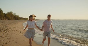 Jung Liebende Paare Können Sich Bei Sonnenuntergang am Strand Amüsieren Stock Video - Video von sorglos, ruhig: 260260835