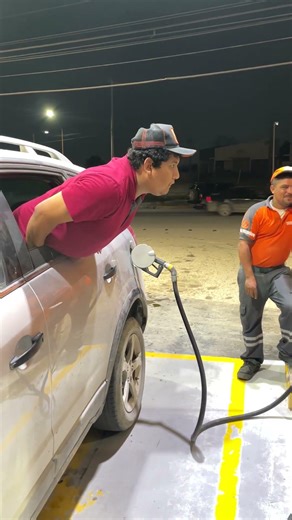 😂When you're filling up with gas and I can't take my eyes off it... not for a second👀⛽ #humor #co...