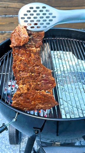 Skirt Steak on the SNS Kettle! 🥩🔥 Marinated in Allegro OG, seasoned with Randy’s 13 Zero, and grilled to perfection. Plated up for a nice supper—hard to beat that! 💯 #SNSGrills #SlowNSear #AllegroMarinade #RandysRubs #bentleybbq