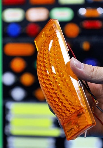 Newly improved flowing edge lights, featuring three modes: constant on, flashing, and flowing. Enhanced brightness with a more three-dimensional effect #HeavyDutyLighting #TruckLEDs #TruckPartsSupplier #TruckLighting #Sidelights #B2BAutomotive #AutoPartsWholesale #OEMFactory#TrailerLighting#TruckPartsWholesale