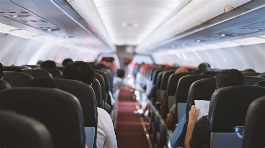 Air Algérie : un ministre porte secours à un passager en plein vol