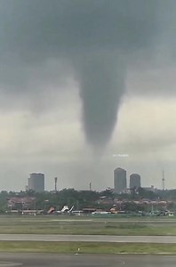 IPO-IPO, NAMATAAN SA LAPU-LAPU CITY, CEBU! 🌪️⚠️ WATERSPOUT ALERT: Isang ipo-ipo ang nabuo sa katubigan ng Brgy. Punta Engaño, Lapu-Lapu City, Cebu ngayong Lunes ng umaga, Disyembre 1, 2025. Sinundan ito ng malalakas na pag-ulan malapit sa lugar. Kadalasan nabubuo ang isang ipo-ipo sa panahon ng severe thunderstorms. Wala namang naitalang pinsala sa insidente. I 🎥: via Mayor Cindi King Chan #TornadoAlert #Waterspout #LapulapuCity #Cebu | Philippine Emergency Alerts