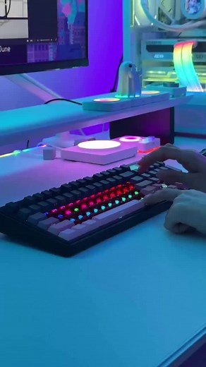 Customizable Mechanical Keyboard with TFT Screen