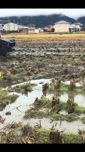 【雨上がりでも止まらない！湿田でも高い性能を発揮！YDPシリーズ】 ディスクロータリー YDPシリーズ は、雨上がり直後や水分が多く重い土質のほ場でも、安定した耕起作業を可能にする高能率な作業機です。 PTO駆動によりディスクがしっかりと土へ入り込み、湿った土でもディスク間に土が詰まりにくい構造によって、作業の中断を最小限に抑えます。 YDP122は作業幅：3.45m、適応馬力：80〜120PS。 一度に処理できる面積が大きく、従来のロータリー体系よりも効率的な粗耕起・天地返しが可能です。 これまで作業が進みにくかった条件下でも、安定した能率でほ場づくりを進めることができ、作業計画の自由度を高めます。 YDPシリーズは、厳しいほ場条件にも柔軟に応える作業機です。 👉製品情報はこちら https://www.yanmar.com/jp/agri/products/implements/ydp802l-h/ | ヤンマーアグリ / Yanmar Agribusiness