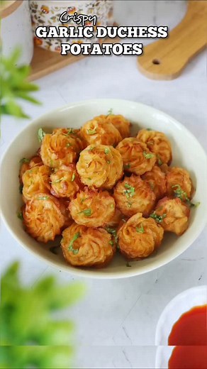 Jyoti Singh | Recipe Video Creator on Instagram: "GARLIC DUCHESS POTATOES ... 📌Save & Share this crispy garlic duchess potato recipe. Crispy from outside and melt in mouth from inside. Just fabulous. Do give it a try. Ingredients : 1. Boiled Potatoes 2. Butter 3. Salt to taste 4. Black Pepper Powder 5. Garlic Powder 6. Coriander leaves for garnishing Method : 1. Mash the boiled potatoes as shown in videos. there should be no big chunks. 2. Add Butter, salt, black pepper powder, and garlic powde