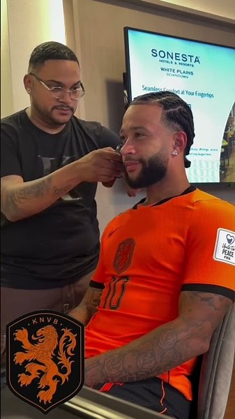 Memphis went to play for the Dutch national team, but he didn't give up on taking the Corinthians...