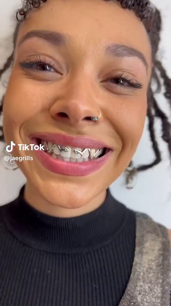 The finished product! @IYAMAH #grillz #grills #GoldGrills #GoldGrillz #CustomGrillz #GoldTooth #GoldTeeth #WhiteGold #YellowGold #RoseGold #GirlGrillz #GirlsWithGrillz #MensJewellery #jewellery #jewelery #ToothJewellery #ToothJewelery #grillionaire #teeth #custom #SupportSmallBusiness #JaeGrills #fyp #ForYouPage #viral