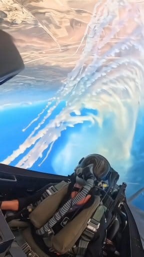 1M views · 19K reactions | Inside the Cockpit: The F-22 Raptor Releasing Flares in Action #fblifestyle #womenpilot #femalepilot #pilot #usaf #f16 #f35 #f15 #military #aviationlovers #fighter #avgeek #foryou #foryoupagе #foryourpageシ #reelsviralvideo #usa #usareels #fypシ゚ #vlog #viralvideoreels #vibe #viralposts #viralreelsfacebook #viralvideosjedi #bestchallenge #goodvibes #goodtimes #foryou #foryourpageシ | Vitória | Facebook