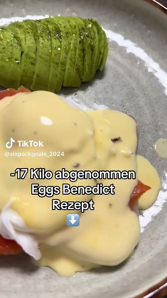 Eggs Benedict Rezept Zutaten (für 2 Portionen) Pochierte Eier: * Einen Topf mit Wasser füllen, Essig hinzufügen und auf mittlere Hitze bringen (nicht kochen, nur simmern lassen). * Ein Ei in eine kleine Schüssel aufschlagen. * Mit einem Löffel einen Strudel im Wasser erzeugen und das Ei vorsichtig in die Mitte gleiten lassen. * 3-4 Minuten pochieren, dann mit einer Schaumkelle herausnehmen. Mit den anderen Eiern wiederholen. Toast und Belag: * 2 Toast toasten. * Jede Hälfte mit einer Scheibe ger
