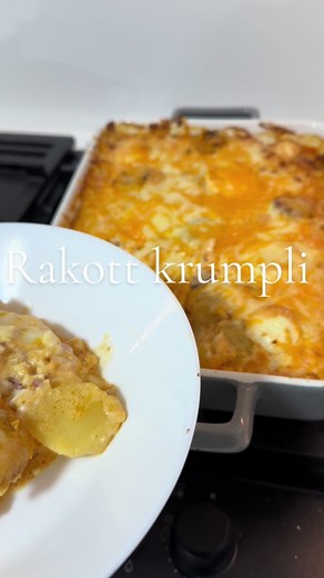 Kíméljetek meg az olyan kommentektől h “ez nem igazi rakott krumpli” igen,tudom,de én így szeretem😁 Te hogyan készíted? Én tényleg rengeteg féle képen csináltam már,de nekem ez vált be a legjobban,ami másnap is ugyanolyan szaftos 🤤 #foryou #nekedbelegyen #nekedbeakaromlatni #sütésfőzés #fyp