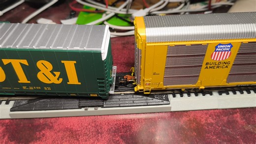 【超长货车对对碰】简要展示比对ho比例89英尺多层汽车运输车及86英尺超长棚车模型～scaletrains及Walthers出品～轨道交通火车迷机辆模式列车～