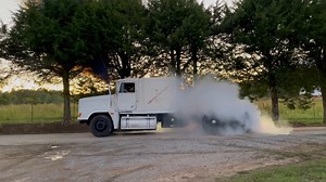 Here's an Old Freightliner Semi Doing a Massive Burnout, Because Why Not