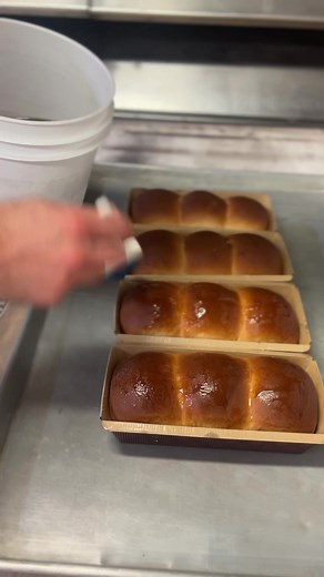 Notre boulanger et pâtissier Philippe vous montre la confection de notre délicieux pain du mois : Le Carré brioché aux fraises du Québec!🍓 Ça donne l'eau à la bouche du début à la fin, n'est-ce pas? 😉 Voici le lien pour vous gâter : bit.ly/3K2Ubi0 | Première Moisson