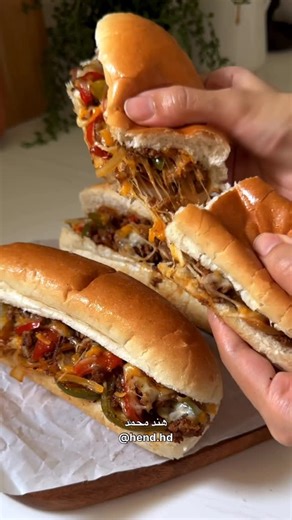 ‎هند محمد‎ on Instagram‎: "الذ سندوتشات باللحم للمزيد من الوصفات ضيفوني👇🏼 @hend.hd شرايح بصل وفلفل الوان حمستهم في زيت نص استواء وشلته حطيت لحم مفروم فردته وتركته يتحمر وقلبته يتحمر ع الجهه الثانيه قطعته ع السريع ورجعت الخضار وشريحة زبده وصوص كيكومان اذا توفر واضفت توابل: بابريكا حار وثوم بودر ووفلفل اسود وملح وقليل كمون وقليل ماء قلبتهم ووزعت شرايح موزريلا وشيدر غطيته يذوب الجبن ——————— For more recipes, follow me 👇🏼 @hend.hd Ingredients & Method: Sauté sliced onions and bell peppers in a b