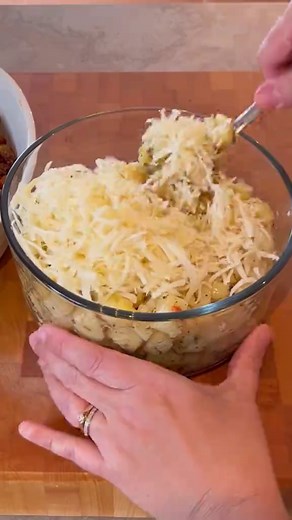 ✨ Un plat tout-en-un simple et tellement savoureux ✨ Quand j’ai envie d’un souper réconfortant, facile et qui plaît à toute la famille, cette recette est toujours gagnante. Grâce aux cubes de pommes de terre aux fines herbes de @Ailments.baril déjà cuites sous-vide, le repas se prépare en un rien de temps. Un vrai allié pour les soirs pressés! Elles sont en vente chez @Metro mon épicier 📝 Ingrédients 1 cuil. à table d’huile d’olive 1 cuil. à table de beurre 1 oignon haché finement 2 carottes co