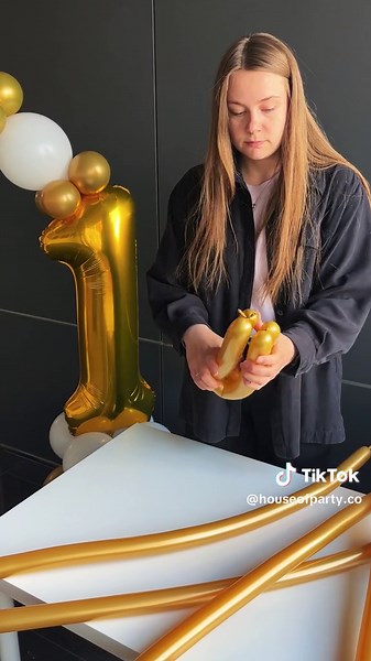 Create beautiful flower decorations using 260 balloons! #balloontutorial #balloons #houseofpartyco #quicktutorial #howtoballoons #balloonflower