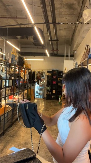 ALL ITEMS LIVE 12 MONTHS LA!! BGC 🇵🇭 🎥 LIVE from BGC PHILIPPINES BRANCH 💳 Payment Methods: Bank Transfer & Credit Card 🚚 WE SHIP NATIONWIDE VIA LBC AND INTERNATIONAL VIA DHL 🚨 Beware of scammers! We only transact through our official accounts. 📍JLCC Philippines – BGC Branch Disclaimer: All items at @jlccphilippines are pre-owned, authentic luxury goods sourced from verified dealers and auctions. We are not affiliated with any brands posted. Trademarks and copyrights belong to their respec