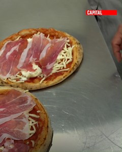 1.7M views · 4.9K reactions | Nelo et Thierry ont trouvé une usine en Italie qui produit des pizzas avec une recette traditionnelle. Mais arriveront-ils à la produire pour 2 euros 60 ? « Vite fait, vite prêt : les nouvelles batailles du rayon frais ! »  Ce soir à 21h05 sur M6 | Capital | Facebook