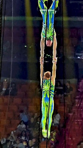 Trapeze tricks in motion ✨🕊️ Flying Cáceres 🎪 Ringling Bros. & Barnum & Bailey 📸🎥 ArtsGuruTV #EnchanterDancer #FlyingCaceres #RinglingBros #Trapeze #CircusAct | EnchanterDancer