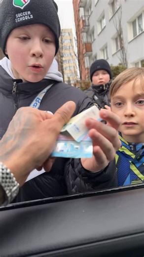 Alberto Afrykańska Maczeta on Instagram: "Warto dzieciakom radość przynosić! Trzeba być po prostu człowiekiem 💪🏾 I pamiętajcie w piątek jest premiera nowej muzy z klipem! Także dzisiaj tłusty czwartek a jutro tłusty piątek less go☝🏾"