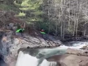 One way to launch the yak🤠 #kayakfishing #yaklife #kayak #kayaking #riverday #launch #qualifiedcaptain #kayaklaunch #boating #lakelife #beachday #stayfit #paddle #upacreek | Boaters List TV