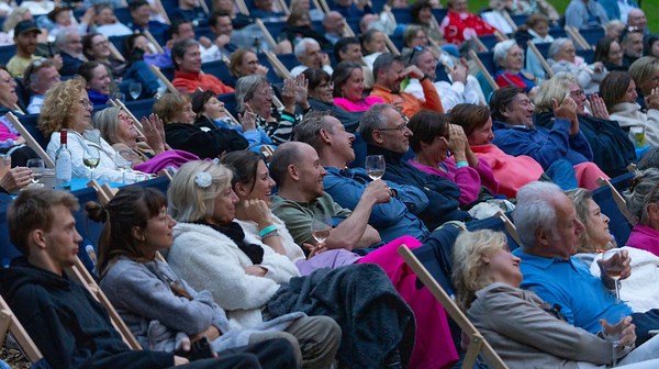 Festival 'Il est temps d’en rire' 2025 : Zidani, Vizorek, Bibot s’invitent au bord du lac de Genval - RTBF Actus