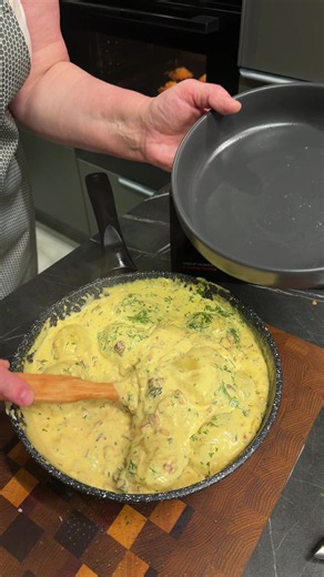 Сливочный картофель с беконом 🥓🥔 Рекомендую идеальны и очень острые ножи компании Zent Арт на ВБ 💜913296408 Нежный, горячий, с тянущимся плавленым сыром и ароматной зеленью - тот самый рецепт, который хочется повторить сразу 😍 Ингредиенты: Бекон — 200 г Лук репчатый — 1 шт. Чеснок — 1 зубчик Отварной картофель — 800 г Сливки 20% — 250 мл Плавленый сыр — 100 г Вода — по необходимости Кинза, петрушка, укроп — по вкусу Соль, перец, паприка — по вкусу #картофельсбеконом #быстрыйужин #рецептытикт