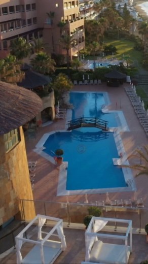 El Hotel Elba Estepona ubicado frente al mar, ofrece un ambiente de paz y relajación en el que pasar unos días de descanso. 💆 Un alojamiento que cuenta con Thalasso Spa, en el que vivirás una experiencia de relax, ideal para desconectar cuerpo y mente. Además, podrás degustar en nuestros restaurantes de una amplia variedad de platos tanto locales como internacionales. 🥘🧘 Y por supuesto, disfrutarás de un refrescante baño tanto en nuestra maravillosa piscina como en las playas de la costa mala