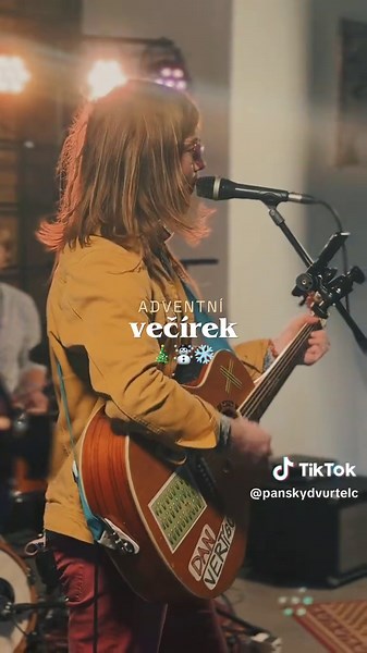 Páteční Adventní večírek? Neskutečná jízda! ✨ Díky kapelám za hudbu, která rozhýbala celý sál! 🔥 Na akci jsme také odstartovali kasičku pro Sdílení Telč, kam můžete po celý rok přispívat. Výtěžek půjde na nový projekt paliativní péče pro děti. 💚 Kasička bude umístěna na informačním centru Panského dvora.