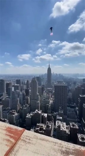 Man Flies Off NYC Skyscraper Using Jet Boots #shortsfeed #tech #gaming #jetpack