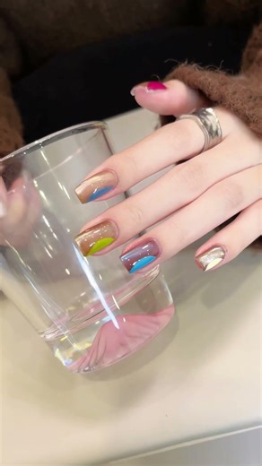 指先が美術館…🖼️✨ 天才的な「ゴールドマグ×カラフルアート」。