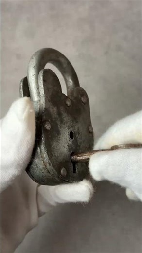 イギリス アンティークパドロック 古い南京錠 鍵付き 可愛いクマの形 (8.8cmX5.2cm) [EY6895]