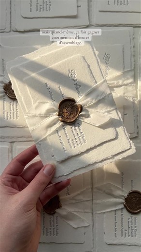 L’assemblage des faire-part de M&C : ruban de soie blanc et sceau de cire doré, gravé avec leur monogramme • #papeterieartisanale #artisanatfrançais #papeteriemariage #fairepartmariage #smallbusiness