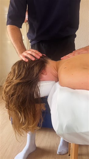 Xavier Schneider | Masseur Bien Être on Instagram: "🧠 Tirer légèrement les cheveux, c’est prouvé : ce n’est pas un simple geste “plaisir”. Ce geste agit sur plusieurs mécanismes : 🔹 Stimulation des récepteurs cutanés : les terminaisons nerveuses du cuir chevelu envoient un signal de détente au système nerveux parasympathique. 🔹 Amélioration de la microcirculation : la traction douce favorise l’afflux sanguin, apportant oxygène et nutriments aux racines. 🔹 Relâchement des fascias crâniens : u