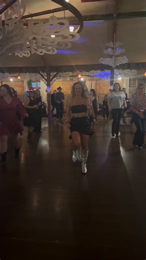 Parce que c’est vendredi et que la fin de semaine on va danser!!! 🤠🩶🖤💫 Doctor doctor 🎶 #country #cowgirls #linedance #countrystyle #dance | Josianne Arès