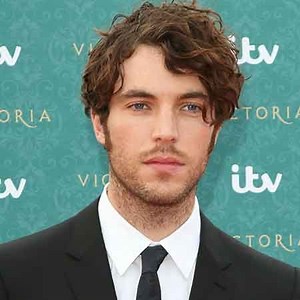 Tom Hughes-Bio, Karriere, Vermögen, Gehalt, Dating, Freundin, Affäre - Biografie