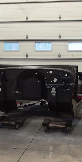 The FJ40 looks SO GOOD after paint 🔥