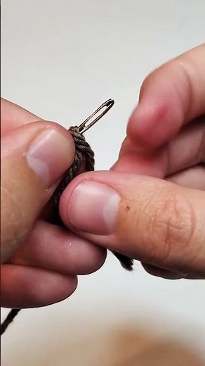 How to thread yarn into tapestry needle.