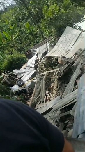 Aparatoso accidente de tránsito en la vía bocatoma Belmonte - El Pollo, finca la bendición. Una camioneta se salió de la vía y cayó encima de una vivienda, en donde se encontraban 4 menores de edad, quienes milagrosamente resultaron ilesos. | Café Caliente Noticias