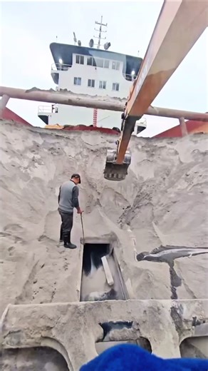 Barge Unloading 4750 Tonnes of Crushed Ore