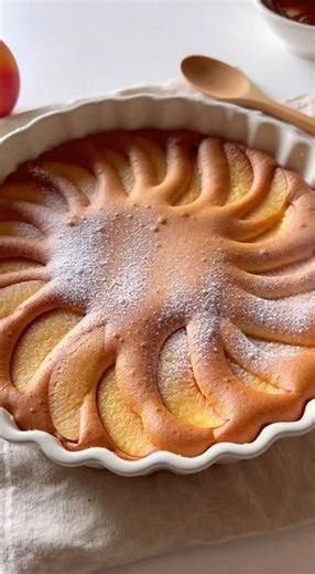 Voici une recette douce, fondante et pleine de soleil : le Clafoutis moelleux aux pêches 🍑 Ingrédients (pour 6 personnes) 4 à 5 pêches mûres (jaunes ou blanches) 3 œufs 100 g de sucre 1 sachet de sucre vanillé (ou quelques gouttes d’extrait de vanille) 80 g de farine 25 cl de lait 10 cl de crème liquide (ou lait végétal pour une version plus légère) 30 g de beurre fondu ( un peu pour le moule) 1 pincée de sel (Optionnel) 1 c. à soupe de rhum ou de fleur d’oranger (Optionnel) un peu de sucre gla
