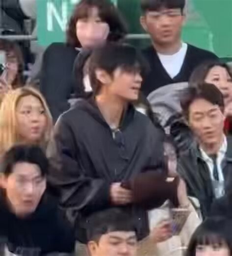 Everyone’s just recording Taehyung and not him smiling and posing for them 😭